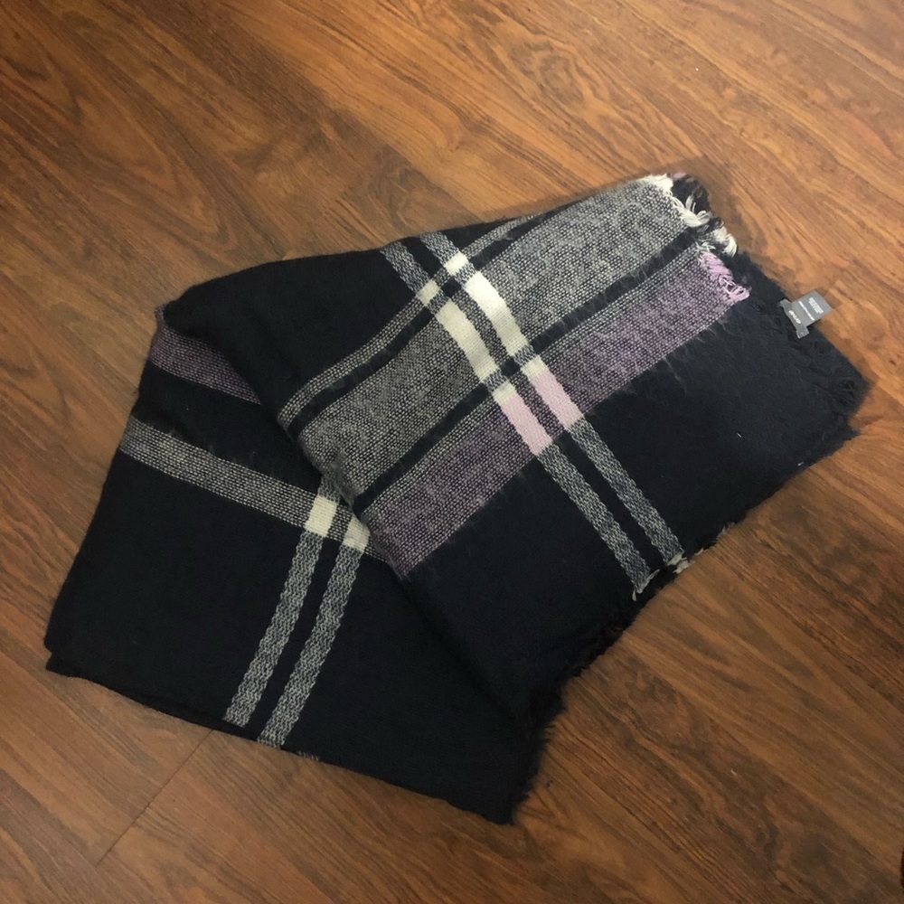‼️ SOLD ‼️ Aerie Navy Blue Plaid Blanket Scarf - Picture 2 of 4